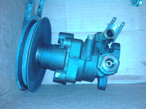 1983 Ferrari Enzo - A power steering pump with a pulley is shown against a blue background.