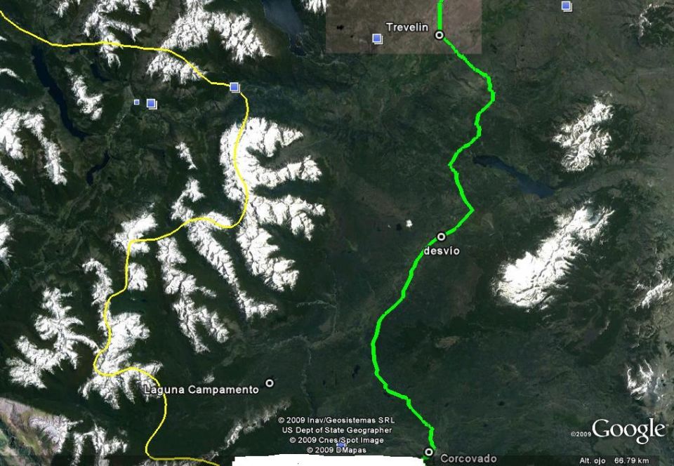 Satellite map showing a green route through snowy mountains and forests, with place names like Trevelin and Desvio