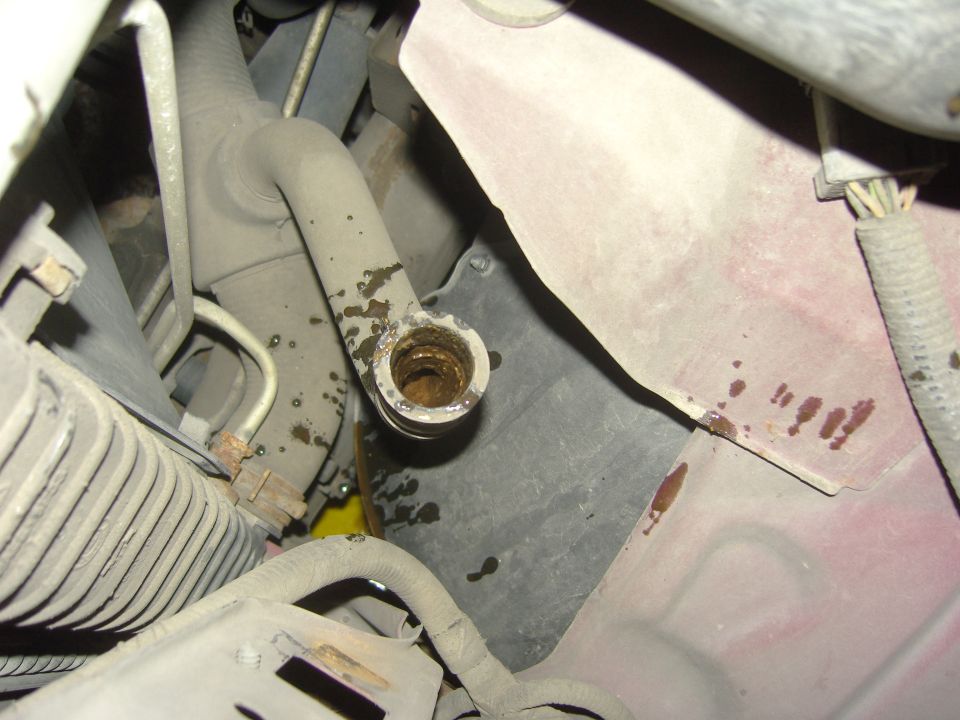 Heater core hose connection with corrosion and fluid drips