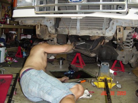 1987 Ford Bronco - Getting the pivot bolt out