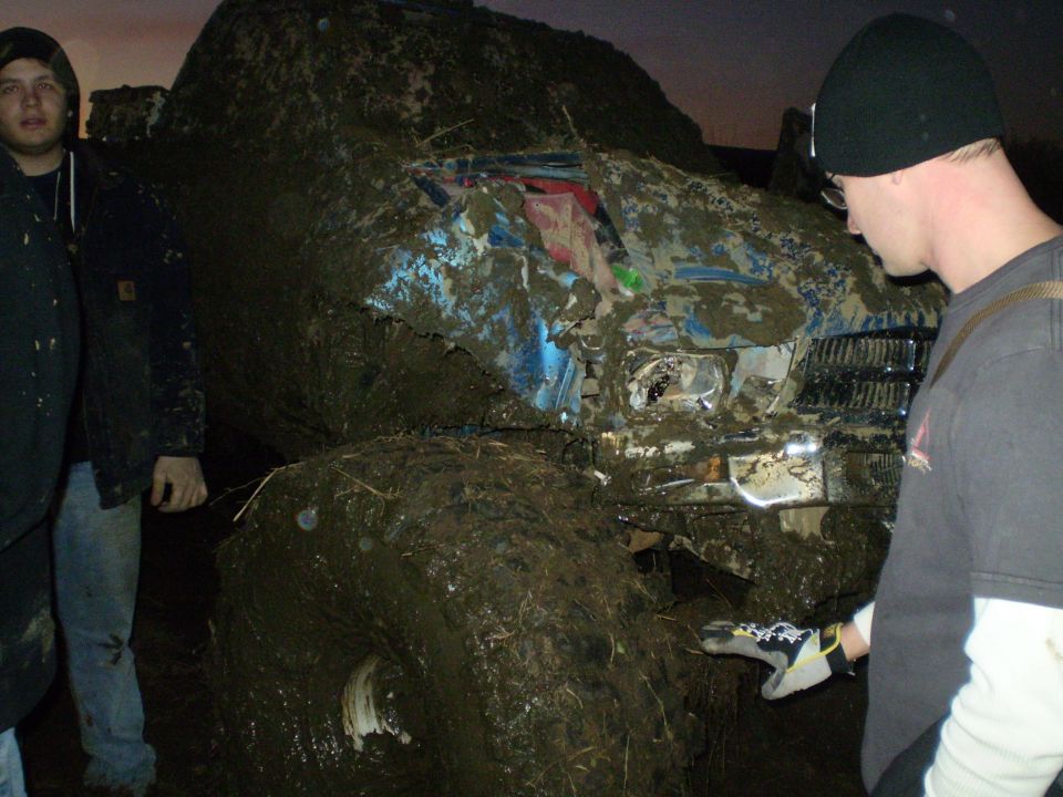 Mud-covered 2005 Ford Excursion front view