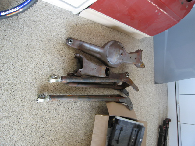 1986 Ford Bronco radius arms and differential housing, rusty