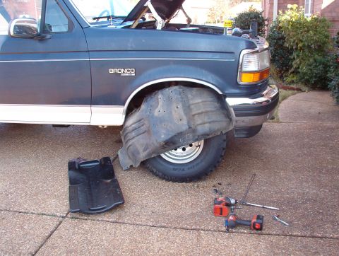 1993 Ford Bronco - After driving it around for a week or so, an exhaust leak became apparent on the R side. I quickly eliminated the Y-pipe, 2ndry air crossov…