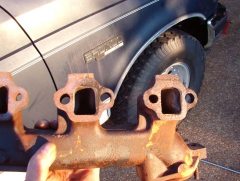 1993 Ford Bronco - Note that the crappy exhaust manifold gasket didn't even touch half the lip of the manifold, which is why it blew out here. [url=https://ww…