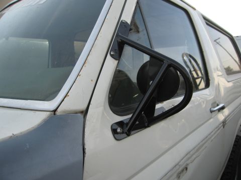 1986 Ford Bronco - This 1980s Ford Bronco shows a custom side mirror and a two-tone paint scheme on the fender.