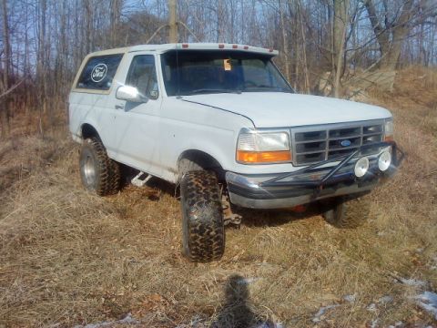 1995 Ford Bronco - playing around at lake Michigan