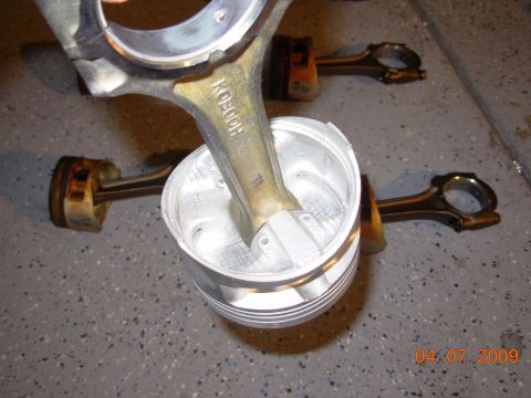 1991 Ford Taurus - Engine components, including pistons and connecting rods, are displayed on a textured floor. A date stamp shows 04.07.2009.
