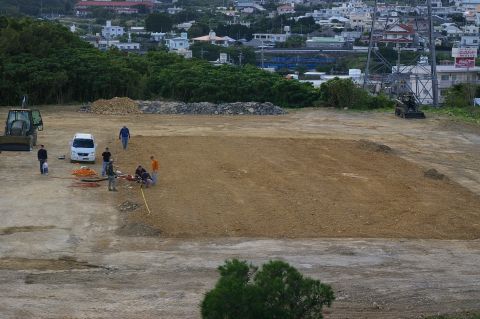 1986 Ford Bronco - Workers are present at a construction site with various vehicles including a tractor and a van.