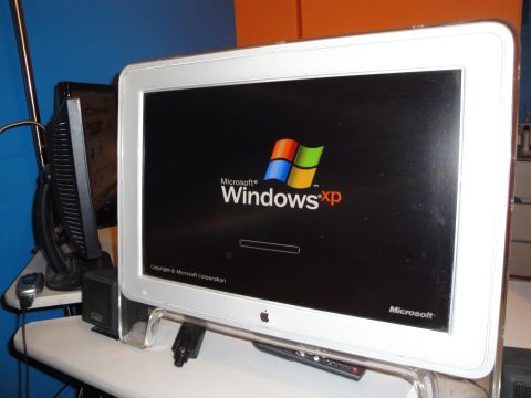1993 Ford Taurus - A computer monitor displays the Microsoft Windows XP startup screen.