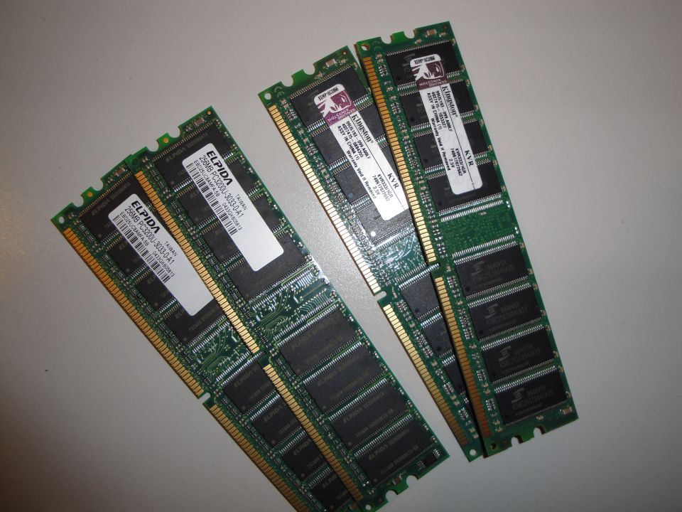Two Elpida and two Kingston computer RAM modules