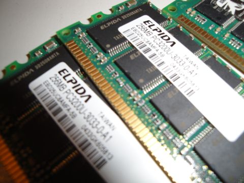 1993 Ford Taurus - Close-up view of computer RAM modules, identifying them as ELPIDA PC3200U with 256MB capacity.