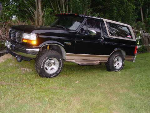 1996 Ford Bronco - This is a 1992-1996 Ford Bronco, not a 1996 model as claimed.