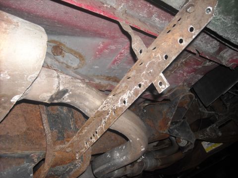1995 Ford Bronco - good pic of pass side exhaust routing to the muffler