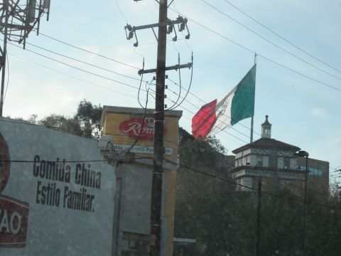 1991 Ford Bronco - A billboard advertising 'Comida China Estilo Familiar' is visible next to a Mexican flag.