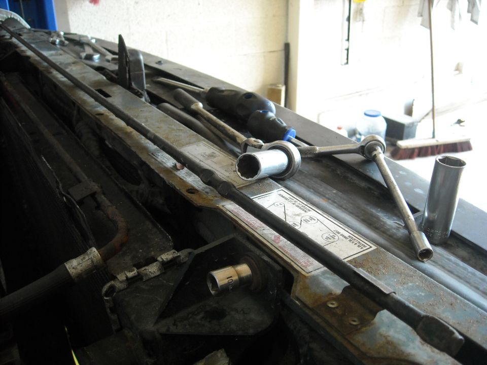 a 10mm takes the two radiator supports off