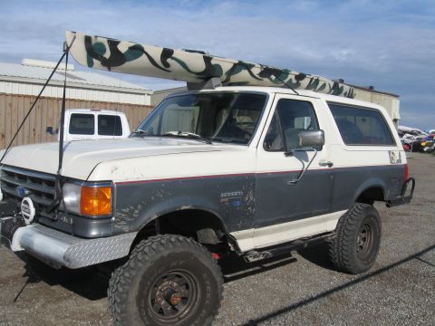 1991 Ford Bronco - This 1991 Ford Bronco is equipped with a roof rack carrying a camouflage-patterned kayak.