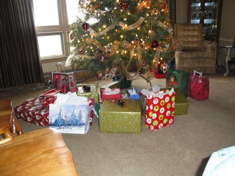 2000 Ford Crown Victoria - Presents are piled around the base of a decorated Christmas tree.