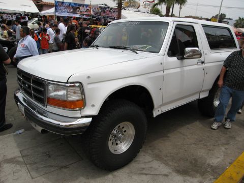 1986 Ford Bronco - This white Ford Bronco appears to be from the early to mid-1990s, not 1986.