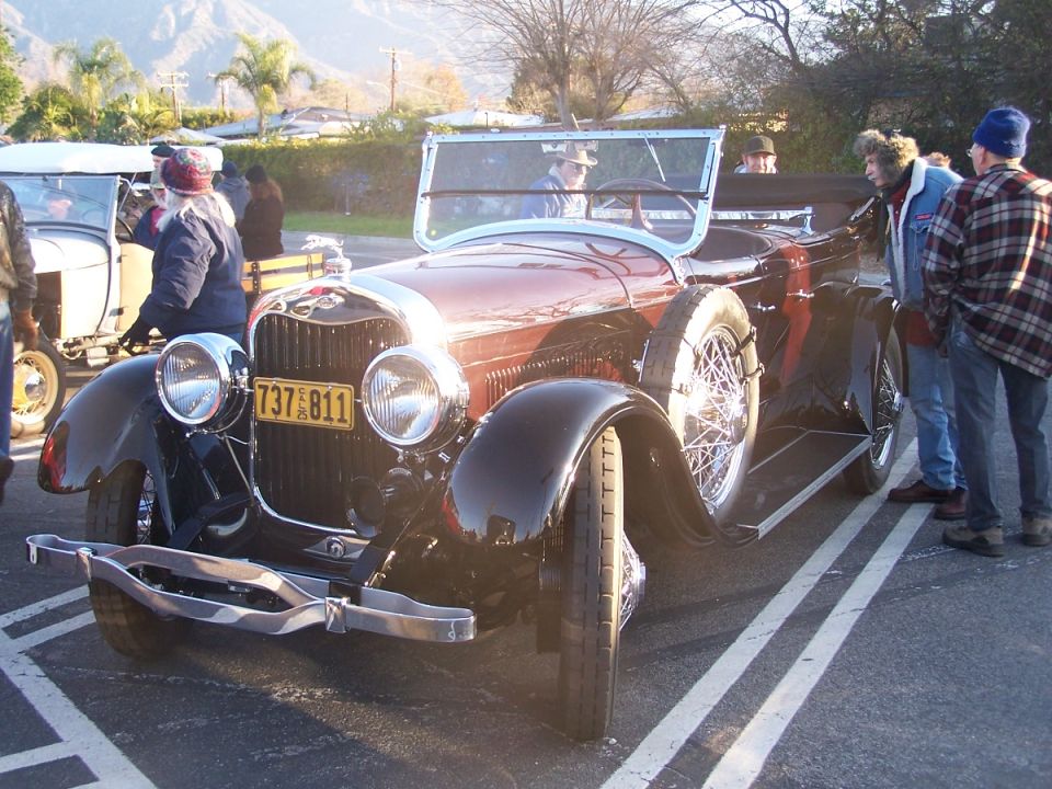 Red 1920s convertible with spare tire, license plate 737 811