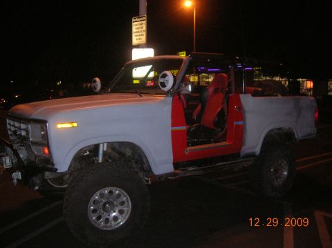 1985 Ford Bronco - This modified Ford Bronco appears to be from the early 1980s, not a 1985 model.