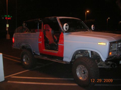 1985 Ford Bronco - This Ford Bronco has had its doors removed and features racing seats and unfinished bodywork.