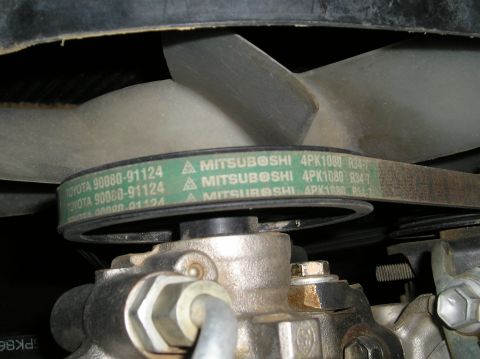 1986 Toyota Hilux - Close-up of a green engine belt showing part numbers TOYOTA 90080-91124 and MITSUBOSHI 4PK1080 R34-7.
