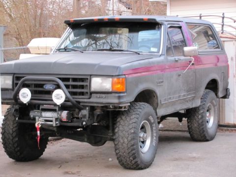 1989 Ford Bronco - This modified Ford Bronco appears to be from the late 1980s, not a 1989 model.