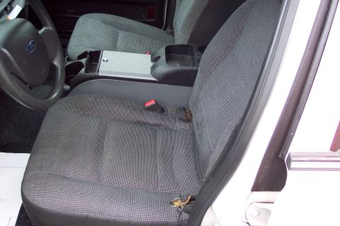 2001 Ford Crown Victoria - The interior of a 2001 Ford Crown Victoria, fabric seats and a police-style center console.