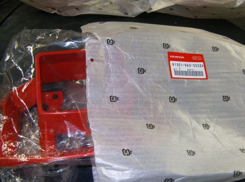 2000 Ford E350 - A new Honda part, identified by its part number, is shown in its original packaging.