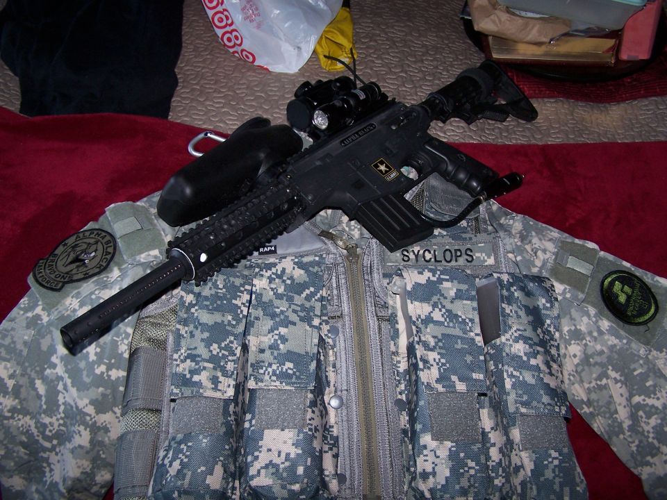 Paintball gun with scope and tactical vest with patches and name tape 'SYCLOPS'