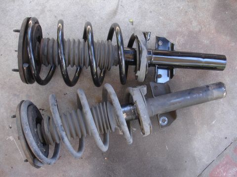 1992 Ford Taurus - Comparison of two car suspension struts, likely for front or rear axle replacement.