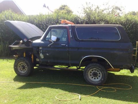 1978 Ford Bronco - Truck sat on wooden blocks, body lift not arrived yet!