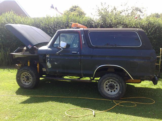 Truck sat on wooden blocks, body lift not arrived yet!