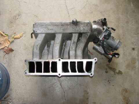 1986 Ford Bronco - upper intake removed.