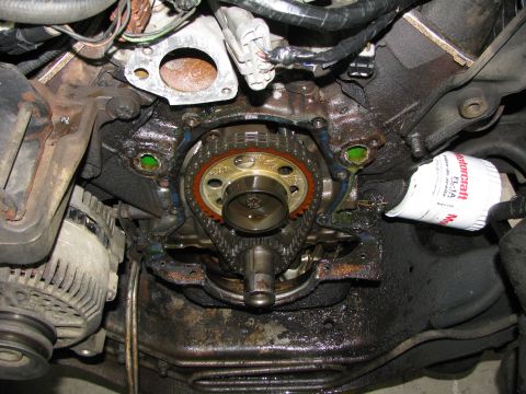 1986 Ford Bronco - cover off, lots of slack in the chain. nice aluminum and plastic cam gear. there was a little bit missing on one of the teeth.