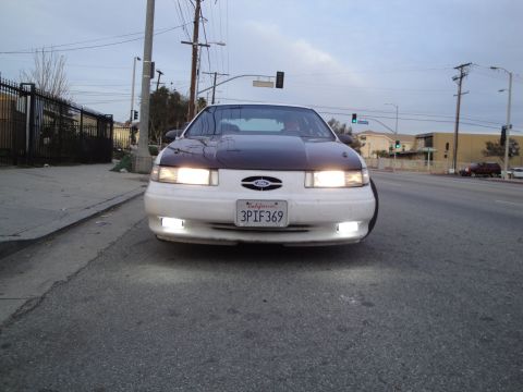 1993 Ford Taurus - This 1992 Ford Taurus has a two-tone paint job with a dark hood and white body.