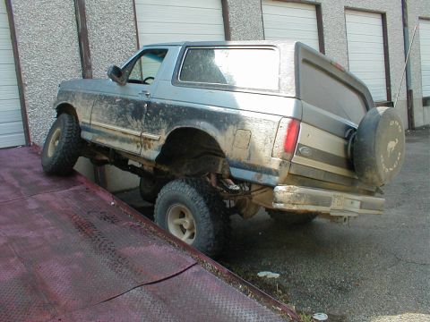 1983 Ford Bronco - Eric is checking flex so we can eliminate some body contact.
