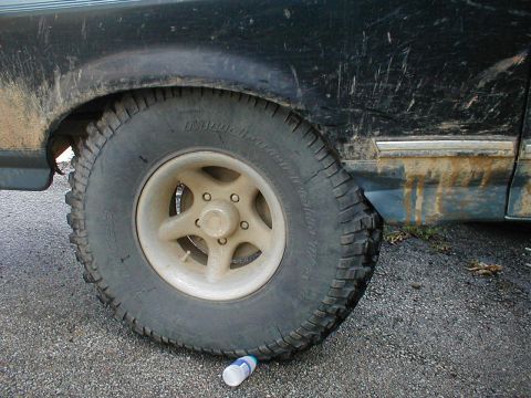 1983 Ford Bronco - Eric is checking flex so we can eliminate some body contact.