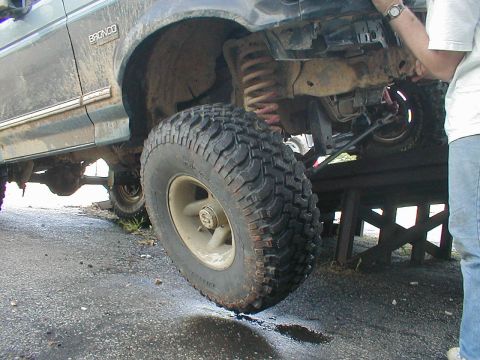 1983 Ford Bronco - Eric is checking flex so we can eliminate some body contact.