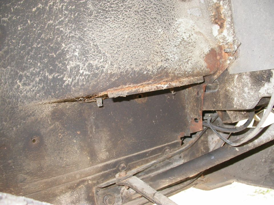 Underbody rust and damage with visible Supermotors.net watermark