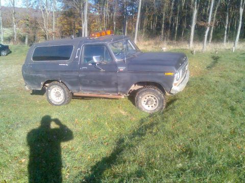 1978 Ford Bronco - The ditch dug to keep vehicles in is no problem,just goes to show how green i was, as if that would have stopped it!!