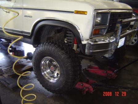 1984 Ford Bronco - the test fit (they clear with absolutely zero rub)