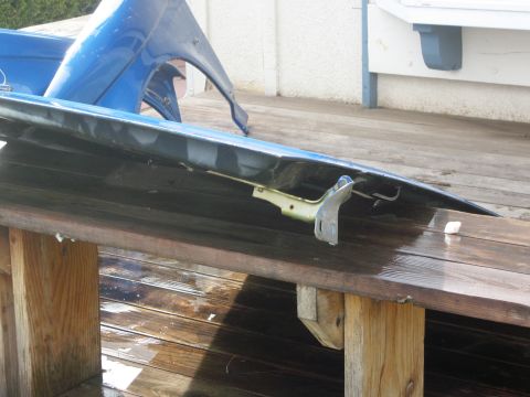1986 Ford Bronco - Blue car fender and hood parts are shown resting on a wooden surface, with a watermark at the bottom right.