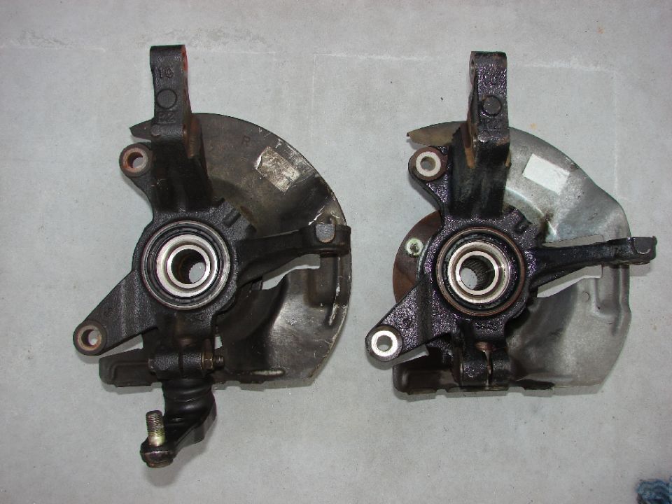 two right hand hubs, one with bottom ball joint fitted
