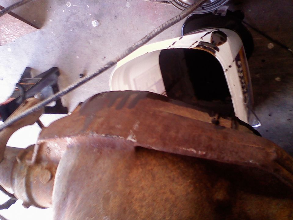 Rear axle and differential with white plastic bucket