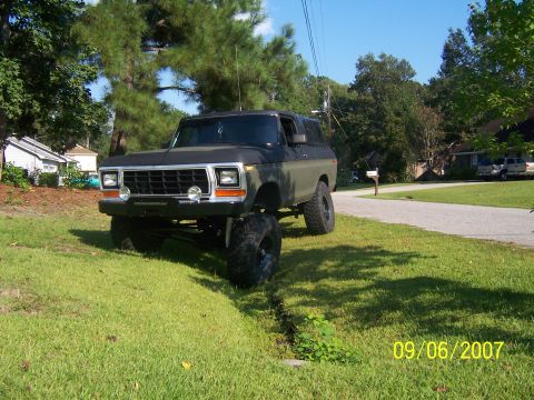 1979 Ford Bronco - This lifted 1978 Ford Bronco is parked on a grassy area next to a residential street.