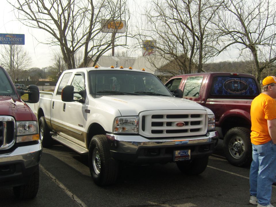 White Ford F-250 Super Duty truck, 3/4 front view. Grille indicates 2007 model year