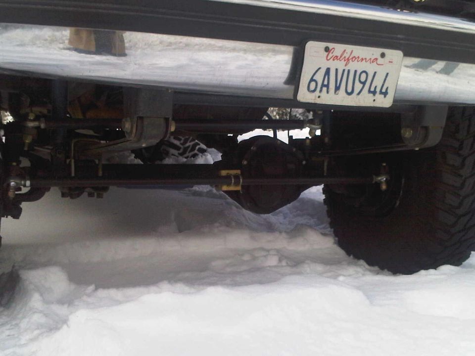 Rear axle and suspension of a vehicle with a California license plate in snow