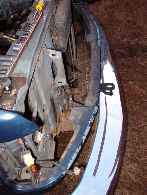 1993 Ford Bronco - The hood, radiator, condenser, fan, wiper valance, grille, axle, shocks, sway bar, R headlight & door appear undamaged. The header panel, b…