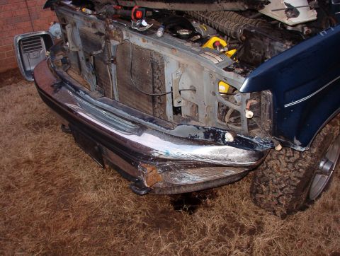 1993 Ford Bronco - The hood, radiator, condenser, fan, wiper valance, grille, axle, shocks, sway bar, R headlight & door appear undamaged. The header panel, b…